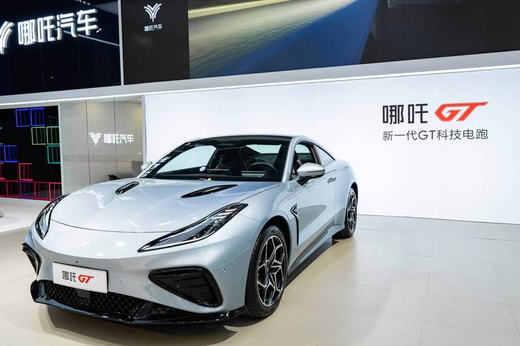 成都90哪吒汽车在智能汽车领域的表现，领途汽车在新能源汽车市场中的影响力